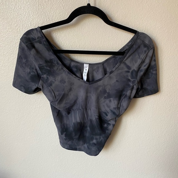 lululemon Women’s Align T-Shirt V Neck Tie Dye Size 4 Crop Top Activewear - Picture 2 of 6